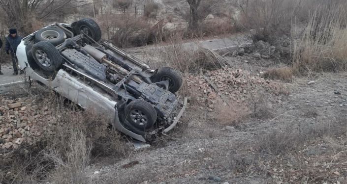 Утром 23 ноября на 156-м километре дороги Бишкек — Торугарт водитель служебного автомобиля Land Cruiser Prado, 24-летний житель Ак-Сууйского района, не справился с управлением, и машина опрокинулась